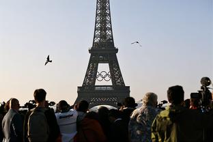 ?气氛火爆！马赛vs巴黎现场球迷放烟花，观众席一片烟雾缭绕